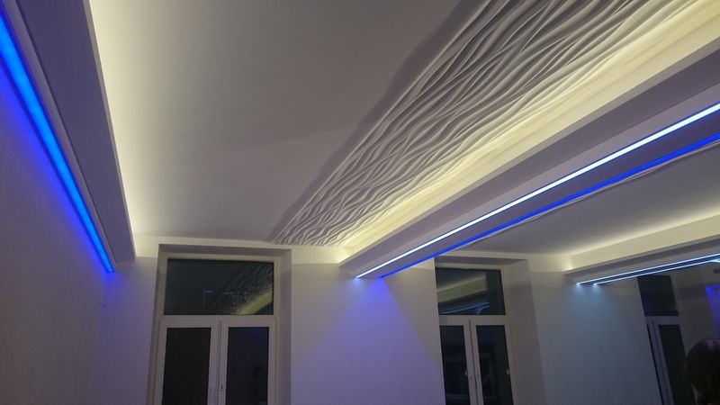 потолок с светодиодными летнами